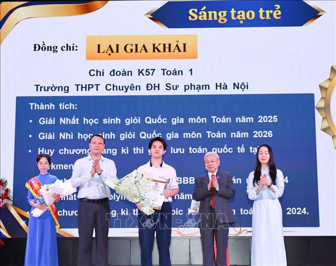 Trao Giải thưởng 26/3 và Giải thưởng Sáng tạo trẻ trong lễ kỷ niệm. Ảnh: Thanh Tùng - TTXVN