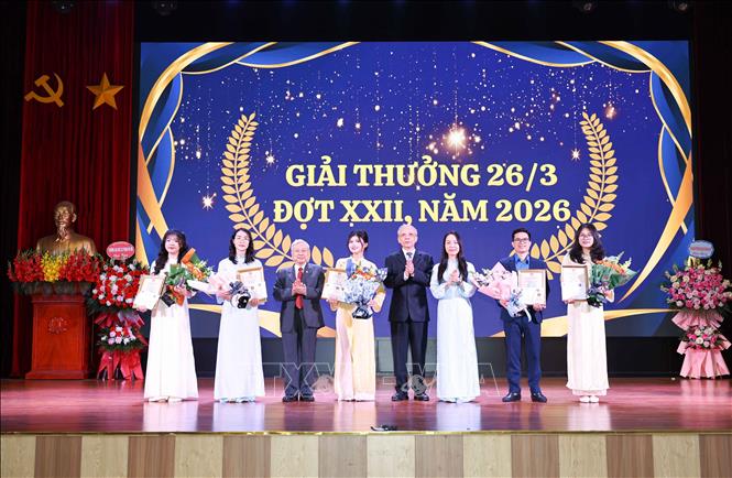 Trao Giải thưởng 26/3 và Giải thưởng Sáng tạo trẻ trong lễ kỷ niệm. Ảnh: Thanh Tùng - TTXVN