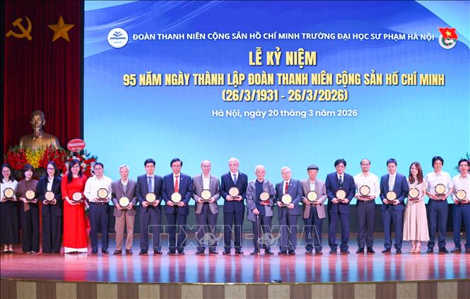 Tuổi trẻ Trường Đại học Sư phạm Hà Nội hôm nay cùng tri ân các đồng chí nguyên Bí thư, Phó Bí thư Đoàn trường. Ảnh: Thanh Tùng - TTXVN