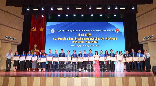 Khen thưởng các tập thể, cá nhân có thành tích xuất sắc. Ảnh: Thanh Tùng - TTXVN