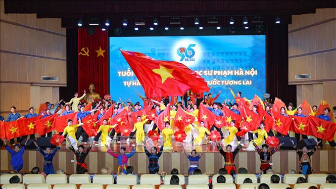 Chương trình văn nghệ chào mừng đặc sắc của tuổi trẻ Trường Đại học Sư phạm Hà Nội. Ảnh: Thanh Tùng - TTXVN