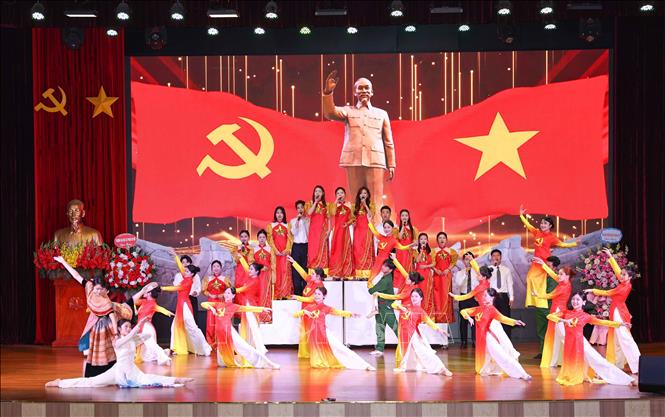 Chương trình văn nghệ chào mừng đặc sắc của tuổi trẻ Trường Đại học Sư phạm Hà Nội. Ảnh: Thanh Tùng - TTXVN