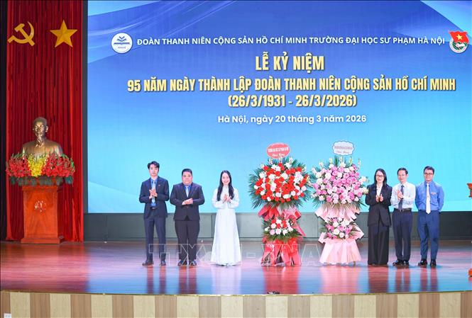 Ban Lãnh đạo, Công đoàn Trường Đại học Sư phạm Hà Nội tặng hoa chúc mừng. Ảnh: Thanh Tùng - TTXVN