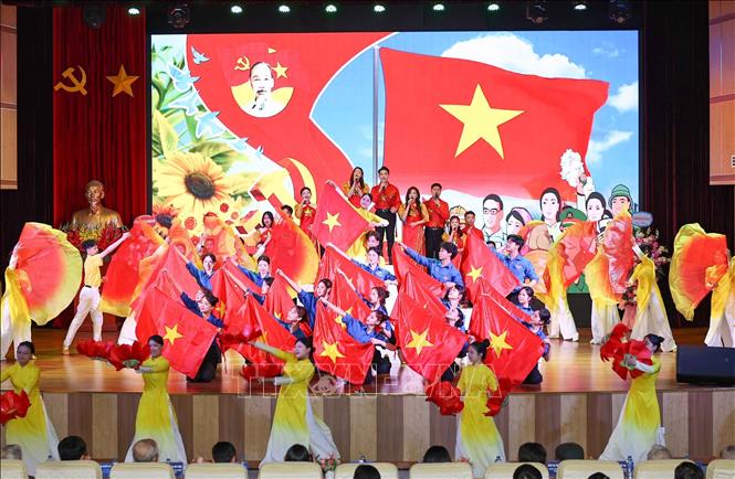 Chương trình văn nghệ chào mừng đặc sắc của tuổi trẻ Trường Đại học Sư phạm Hà Nội. Ảnh: Thanh Tùng - TTXVN