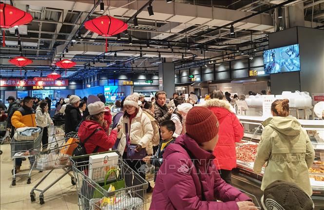 Người dân mua sắm tại siêu thị ở Bắc Kinh, Trung Quốc. Ảnh: THX/TTXVN