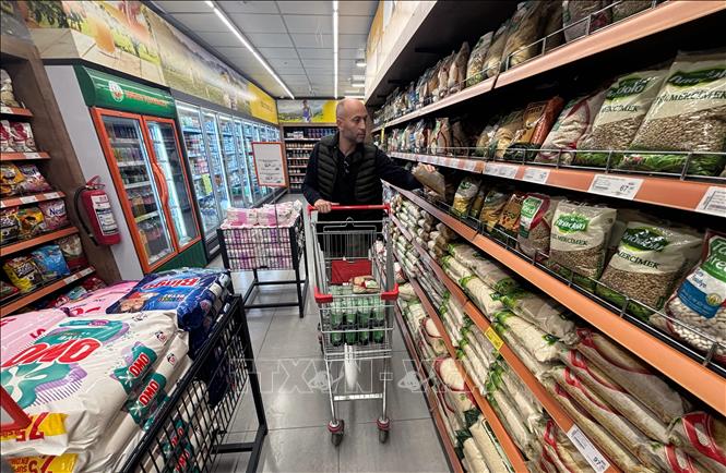 Người dân mua sắm tại siêu thị ở Ankara, Thổ Nhĩ Kỳ. Ảnh: THX/TTXVN