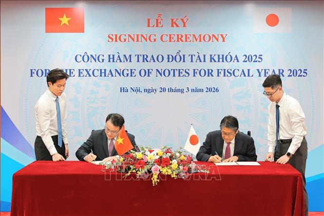 Ông Trần Quốc Phương, Thứ trưởng Bộ Tài chính và Đại sứ Đặc mệnh toàn quyền Nhật Bản tại Việt Nam Ito Naoki thay mặt Chính phủ hai nước ký Công hàm. Ảnh: Lê Đông - TTXVN