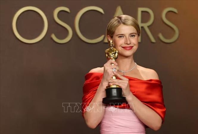 Ngày 15/3/2026, Lễ trao Giải thưởng điện ảnh danh giá thế giới Oscar lần thứ 98 vừa khép lại tại nhà hát Dolby ở Los Angeles (Mỹ) với chiến thắng vang dội thuộc về bộ phim “One Battle After Another” (giành 6 tượng vàng Oscar). Gặt hái thành công không kém là phim “Sinners” với 4 tượng vàng, trong đó có giải Kịch bản gốc xuất sắc nhất cho tác giả Ryan Coogler và giải Nam diễn viên chính xuất sắc nhất cho Michael B. Jordan. Ảnh: Jessie Buckley đoạt giải Nữ diễn viên chính xuất sắc nhất trong phim 