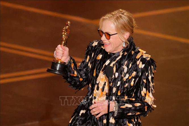 Ngày 15/3/2026, Lễ trao Giải thưởng điện ảnh danh giá thế giới Oscar lần thứ 98 vừa khép lại tại nhà hát Dolby ở Los Angeles (Mỹ) với chiến thắng vang dội thuộc về bộ phim “One Battle After Another” (giành 6 tượng vàng Oscar). Gặt hái thành công không kém là phim “Sinners” với 4 tượng vàng, trong đó có giải Kịch bản gốc xuất sắc nhất cho tác giả Ryan Coogler và giải Nam diễn viên chính xuất sắc nhất cho Michael B. Jordan. Ảnh: Amy Madigan giành giải Nữ diễn viên phụ xuất sắc nhất cho vai diễn trong phim 