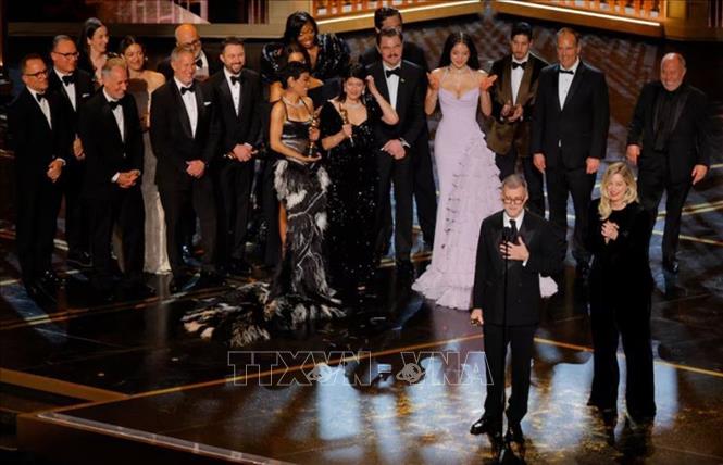Ngày 15/3/2026, Lễ trao Giải thưởng điện ảnh danh giá thế giới Oscar lần thứ 98 vừa khép lại tại nhà hát Dolby ở Los Angeles (Mỹ) với chiến thắng vang dội thuộc về bộ phim “One Battle After Another” (giành 6 tượng vàng Oscar). Gặt hái thành công không kém là phim “Sinners” với 4 tượng vàng, trong đó có giải Kịch bản gốc xuất sắc nhất cho tác giả Ryan Coogler và giải Nam diễn viên chính xuất sắc nhất cho Michael B. Jordan. Ảnh: Đạo diễn Paul Thomas Anderson cùng dàn diễn viên trong phim 