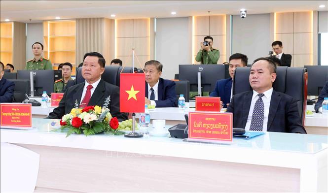 Trung tướng Nguyễn Thanh Tùng, Giám đốc Công an thành phố Hà Nội và Thượng tướng Vanthong Kongmany, Bộ trưởng Bộ Công an Lào cùng các đại biểu tham quan Trung tâm thông tin chỉ huy Công an thành phố Hà Nội. Ảnh: Phạm Kiên - TTXVN