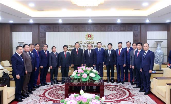 Trung tướng Nguyễn Thanh Tùng, Giám đốc Công an thành phố Hà Nội và Thượng tướng Vanthong Kongmany, Bộ trưởng Bộ Công an Lào cùng các đại biểu. Ảnh: Phạm Kiên - TTXVN