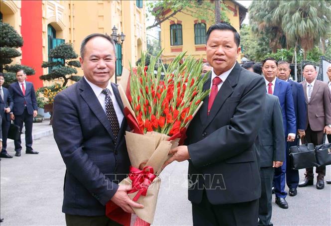 Trung tướng Nguyễn Thanh Tùng, Giám đốc Công an thành phố Hà Nội đón Thượng tướng Vanthong Kongmany, Bộ trưởng Bộ Công an Lào. Ảnh: Phạm Kiên - TTXVN