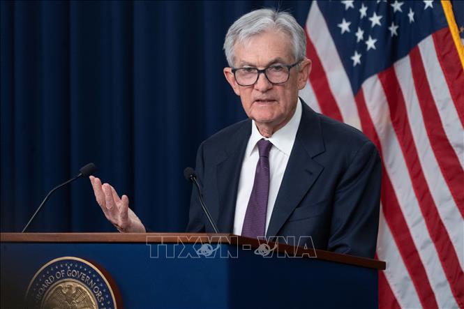 Ngày 18/3/2026, Cục Dự trữ Liên bang Mỹ (FED) quyết định giữ nguyên lãi suất ở mức 3,5-3,75%, trong bối cảnh nền kinh tế lớn nhất thế giới đang phải đối mặt với tình trạng lạm phát dai dẳng, nhu cầu lao động yếu và triển vọng tăng trưởng 