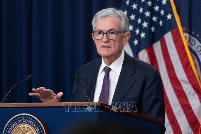 Ngày 18/3/2026, Cục Dự trữ Liên bang Mỹ (FED) quyết định giữ nguyên lãi suất ở mức 3,5-3,75%, trong bối cảnh nền kinh tế lớn nhất thế giới đang phải đối mặt với tình trạng lạm phát dai dẳng, nhu cầu lao động yếu và triển vọng tăng trưởng 
