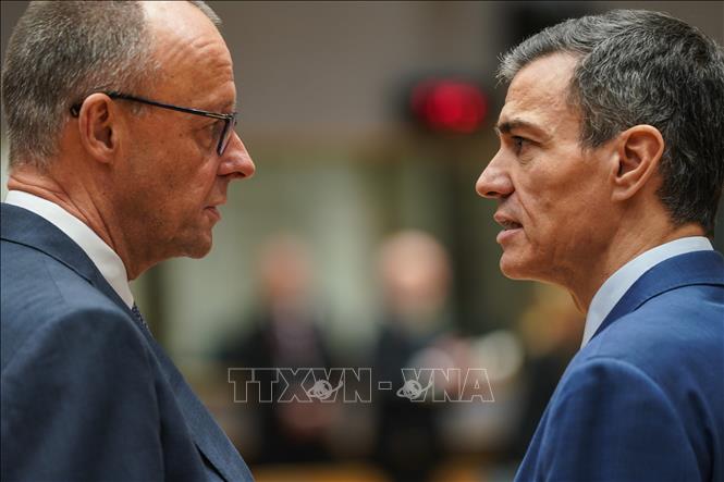 Trong 2 ngày 19-20/3/2026, Hội nghị thượng đỉnh EU diễn ra tại Brussels (Bỉ) vào thời điểm xung đột Nga - Ukraine vừa bước sang năm thứ năm song vẫn chưa có hồi kết. Trong khi đó, cuộc xung đột giữa Iran với Israel và Mỹ không có dấu hiệu giảm nhiệt, đe dọa hòa bình, ổn định và tăng trưởng toàn cầu, trong đó có châu Âu. EU đã cam kết dành 194,9 tỷ Euro ủng hộ Kiev, gồm 69,7 tỷ Euro viện trợ quân sự và 90 tỷ Euro nằm trong gói cho vay giai đoạn 2026-2027 nhưng vẫn chưa thể thông qua. Xung đột Mỹ-Israel với Iran tập trung vào các cơ sở lọc dầu gây “cú sốc” năng lượng mới cho lục địa già khi giá nhiên liệu tại đây đã tăng  50%. Ảnh: Thủ tướng Đức Friedrich Merz (trái) và Thủ tướng Tây Ban Nha Pedro Sanchez tại hội nghị. THX/TTXVN