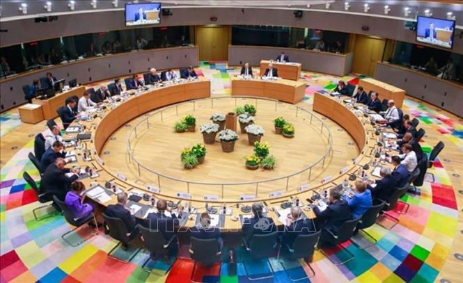 Trong 2 ngày 19-20/3/2026, Hội nghị thượng đỉnh EU diễn ra tại Brussels (Bỉ) vào thời điểm xung đột Nga - Ukraine vừa bước sang năm thứ năm song vẫn chưa có hồi kết. Trong khi đó, cuộc xung đột giữa Iran với Israel và Mỹ không có dấu hiệu giảm nhiệt, đe dọa hòa bình, ổn định và tăng trưởng toàn cầu, trong đó có châu Âu. EU đã cam kết dành 194,9 tỷ Euro ủng hộ Kiev, gồm 69,7 tỷ Euro viện trợ quân sự và 90 tỷ Euro nằm trong gói cho vay giai đoạn 2026-2027 nhưng vẫn chưa thể thông qua. Xung đột Mỹ-Israel với Iran tập trung vào các cơ sở lọc dầu gây “cú sốc” năng lượng mới cho lục địa già khi giá nhiên liệu tại đây đã tăng 50%. Ảnh: AP/TTXVN