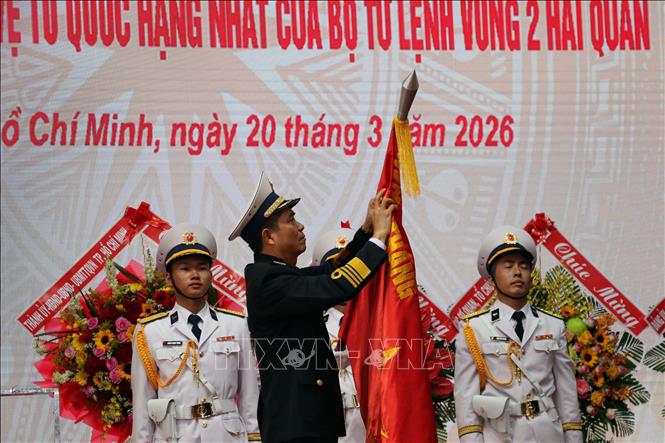 Phó Đô đốc Nguyễn An Phong gắn Huân chương Bảo vệ Tổ quốc hạng Nhất lên Quân kỳ quyết thắng của Vùng 2 Hải quân. Ảnh: Đoàn Mạnh Dương-TTXVN