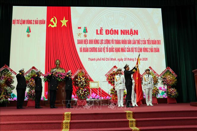 Phó Đô đốc Nguyễn An Phong gắn Huân chương Bảo vệ Tổ quốc hạng Nhất lên Quân kỳ quyết thắng của Vùng 2 Hải quân. Ảnh: Đoàn Mạnh Dương-TTXVN