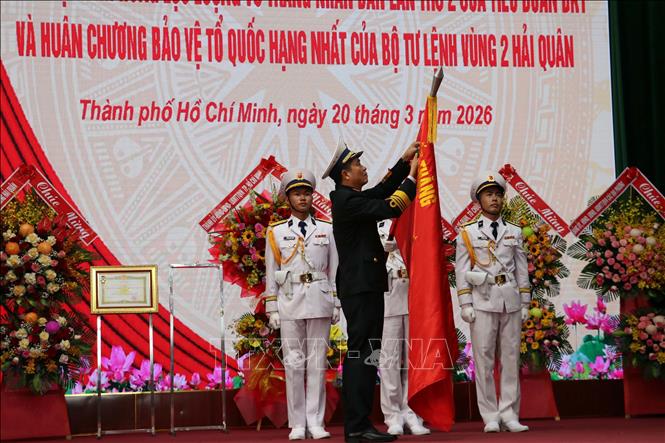 Phó Đô đốc Nguyễn An Phong gắn Huân chương Bảo vệ Tổ quốc hạng Nhất lên Quân kỳ quyết thắng của Vùng 2 Hải quân. Ảnh: Đoàn Mạnh Dương-TTXVN