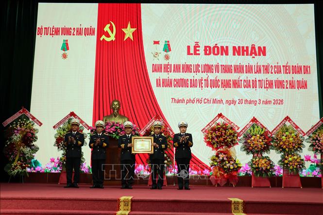 Thừa ủy quyền của Chủ tịch nước, Phó Đô đốc Trần Thanh Nghiêm đã trao bằng đơn vị Anh hùng Lực lượng vũ trang nhân dân cho Tiểu đoàn DK1. Ảnh: Đoàn Mạnh Dương-TTXVN