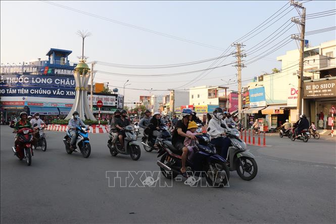 Giao thông hướng từ chợ Bến Lức ra cổng chào Bến Lức - Quốc lộ 1A. Ảnh: Đức Hạnh - TTXVN