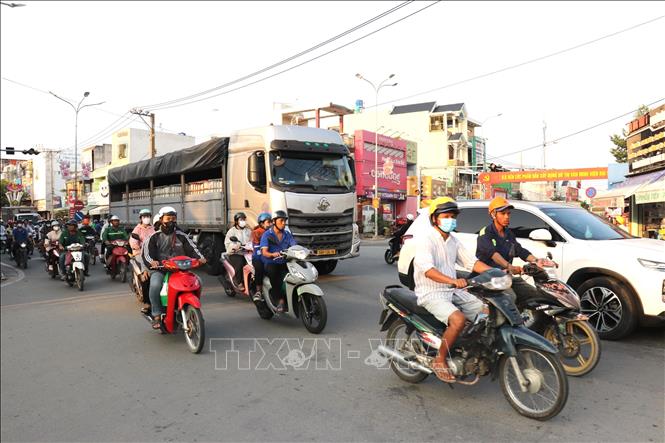 Mật độ phương tiện giao thông tại nút giao ngã năm Bến Lức phức tạp và thường xuyên ùn tắc giờ cao điểm. Ảnh: Đức Hạnh - TTXVN