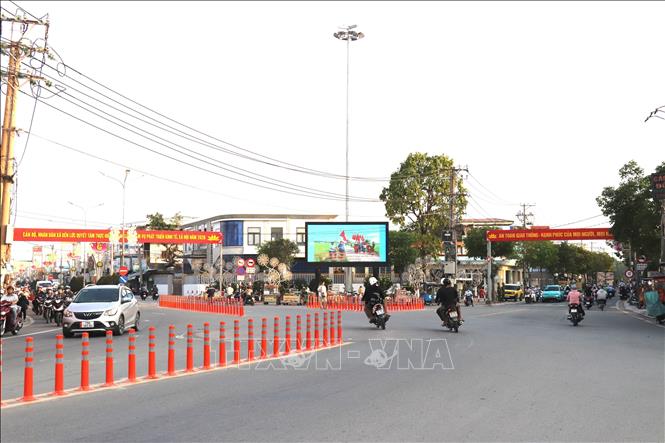 Trên các tuyến đường dẫn vào ngã năm Bến Lức, cơ quan chức năng đã lắp đặt các trụ cao su để phân tách hướng lưu thông và các làn xe. Ảnh: Đức Hạnh - TTXVN