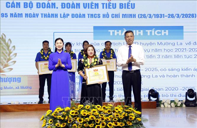 Tuyên dương cán bộ Đoàn, đoàn viên tiêu biểu của tỉnh Sơn La tại chương trình. Ảnh: Quang Quyết - TTXVN