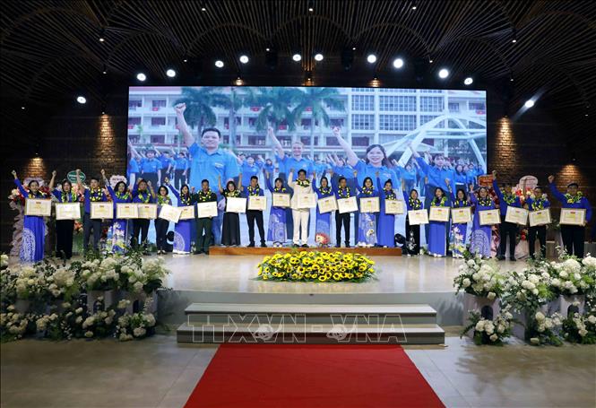 Tuyên dương cán bộ Đoàn, đoàn viên tiêu biểu của tỉnh Sơn La tại chương trình. Ảnh: Quang Quyết - TTXVN