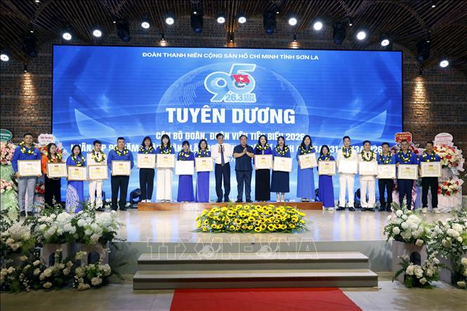 Tuyên dương cán bộ Đoàn, đoàn viên tiêu biểu của tỉnh Sơn La tại chương trình. Ảnh: Quang Quyết - TTXVN