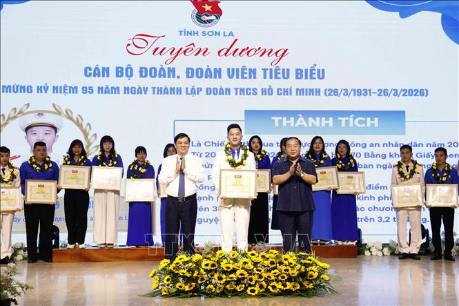 Tuyên dương cán bộ Đoàn, đoàn viên tiêu biểu của tỉnh Sơn La tại chương trình. Ảnh: Quang Quyết - TTXVN