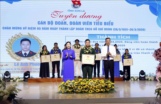 Tuyên dương cán bộ Đoàn, đoàn viên tiêu biểu của tỉnh Sơn La tại chương trình. Ảnh: Quang Quyết - TTXVN