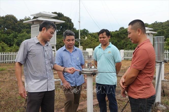 Cán bộ Đài Khí tượng Thủy văn Bắc Trung Bộ kiểm tra máy đo mưa trong ngày tại Trạm Khí tượng Thủy văn Hòn Ngư, Thị xã Cửa Lò. Ảnh: Bích Huệ - TTXVN