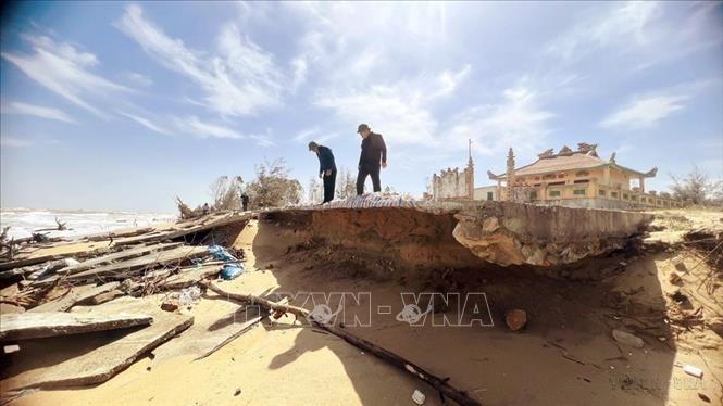 Bờ biển xã Bắc Trạch (tỉnh Quảng Trị) bị sóng biển xâm thực nghiêm trọng, cuốn trôi rừng phòng hộ và phá hủy các công trình nơi đây. Ảnh: Nguyên Linh - TTXVN