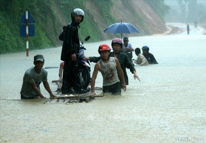 Một đoạn đường QL4E đoạn qua huyện Bảo Thắng bị ngập do trong hai ngày qua, trên địa bàn tỉnh Lào Cai đã có mưa to kéo dài (2008). Ảnh: Tuấn Anh - TTXVN