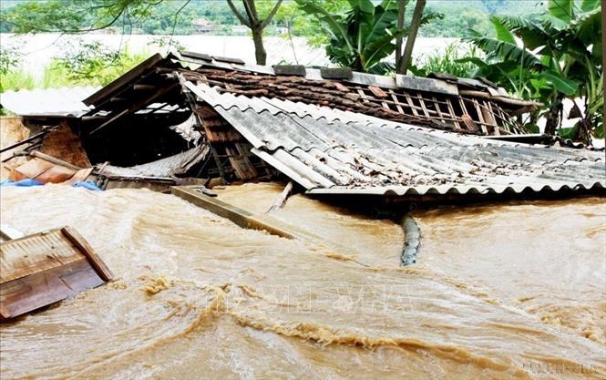 Một ngôi nhà tại xã Bằng Giã (huyện Hạ Hoà, tỉnh Phú Thọ) bị sập đổ trước dòng nước lũ do ảnh hưởng của hoàn lưu của cơn bão số 4, năm 2008. Ảnh: Phương Hoa - TTXVN