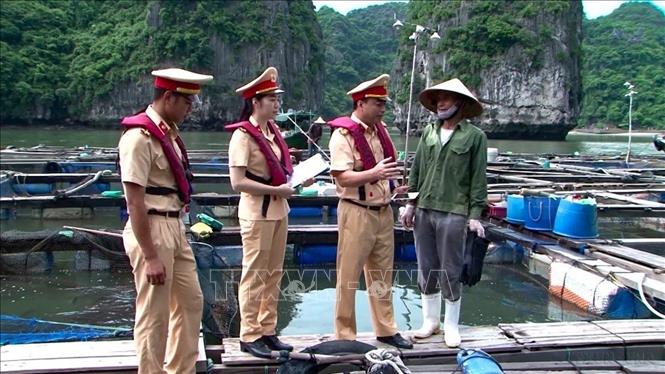 Phòng Cảnh sát đường thủy Công an tỉnh Quảng Ninh thành lập 4 tổ công tác đến các địa điểm xung yếu, các tuyến, luồng, cảng bến để tuyên truyền hướng dẫn vận động và yêu cầu các chủ phương tiện, thuyền trưởng khẩn trương di chuyển phương tiện về điểm tránh trú bão. Ảnh: TTXVN phát