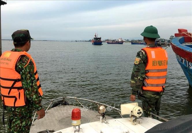 . Biên phòng Quảng Trị tuần tra, thông tin về cơn bão số 5 đến các chủ tàu thuyền. Ảnh: Nguyên Lý - TTXVN