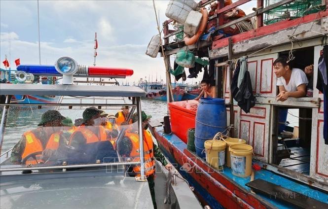 Lực lượng bộ đội biên phòng huyện đảo Cô Tô (Quảng Ninh) hướng dẫn các tàu cá về nơi tránh trú bão an toàn. Ảnh: TTXVN phát