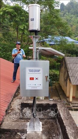 Lắp đặt trạm đo mực nước suối tại đập 19/5, thị xã Nghĩa Lộ, tỉnh Yên Bái nhằm giảm thiểu thiệt hại do bão lũ gây ra. Ảnh: Đức Tưởng- TTXVN