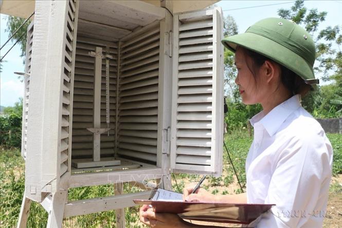 Quan trắc viên đo nhiệt độ không khí tại Trạm khí tượng thủy văn Yên Thượng, huyện Thanh Chương, tỉnh Nghệ An. Ảnh: Bích Huệ - TTXVN