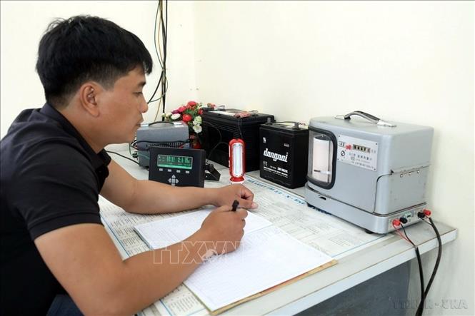 Cán bộ Trạm khí tượng Mẫu Sơn, Đài Khí tượng Thủy văn tỉnh Lạng Sơn ghi các số liệu tại Trạm. Ảnh: Anh Tuấn - TTXVN