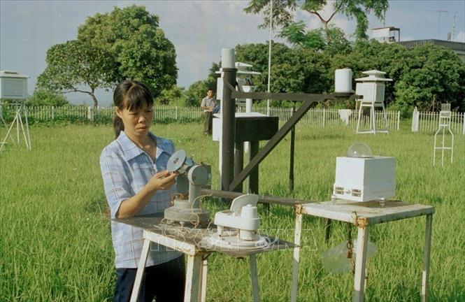 Nhân viên Trung tâm dự báo khí tượng thuỷ văn khu vực Đông Bác cập nhật thông số thời tiết. Ảnh: Hoàng Lâm - TTXVN