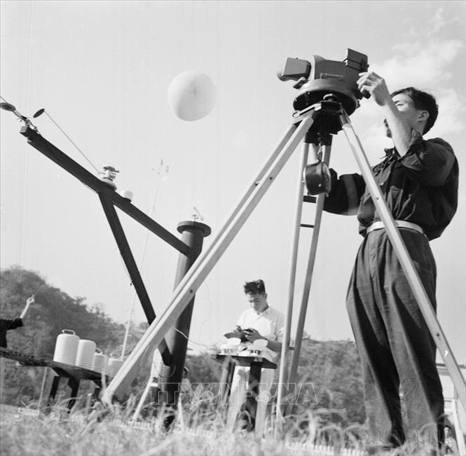 Nhân viên khí tượng thuỷ văn theo dõi máy ghi độ ẩm không khí. Ảnh: Nguyễn Văn Hồng - TTXVN