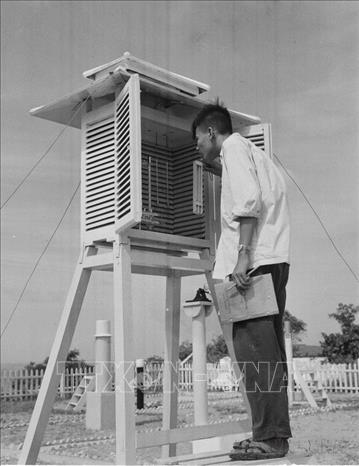 Nhân viên khí tượng (Trạm Khí tượng Phú Liễn, Kiến An, Hải Phòng) theo dõi máy ghi độ ẩm của không khí (1957). Ảnh: Nguyễn Văn Hồng - TTXVN