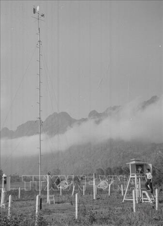 Nhân viên Trạm Khí tượng Thủy văn Quỳnh Nhai, Sơn La, vùng sông Đà quan sát nhiệt năng. Ảnh: Đức Như - TTXVN