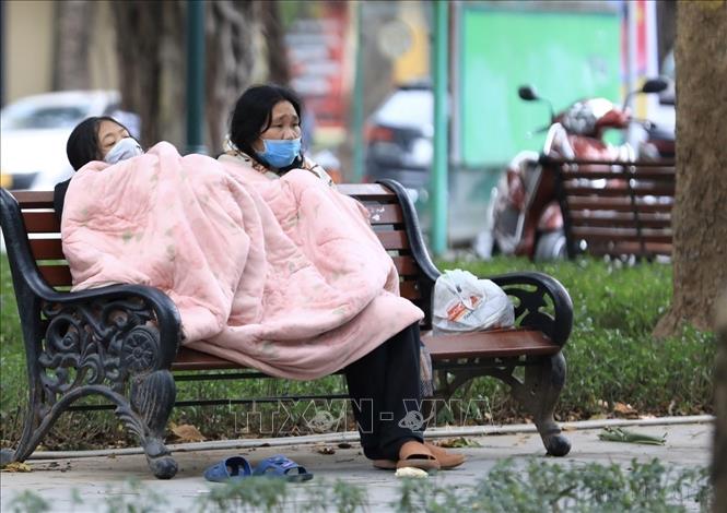Nhiệt độ ngoài trời giảm sâu, rét đậm khiến cho người dân Thủ đô phải đắp chăn giữ ấm. Ảnh: Hoàng Hiếu - TTXVN