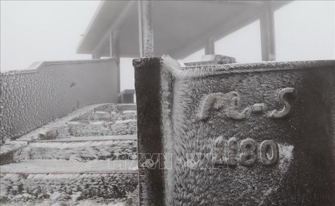 Nhiệt độ xuống -1,6 độ C khiến đỉnh Mẫu Sơn, tỉnh Lạng Sơn xuất băng tuyết (2020). Ảnh: Quang Duy - TTXVN