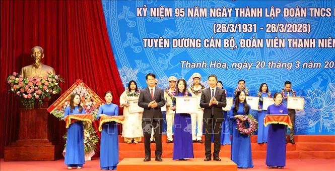 Trao Bằng khen của Tỉnh đoàn và biểu trưng cán bộ, đoàn viên thanh niên tiêu biểu. Ảnh: TTXVN phát